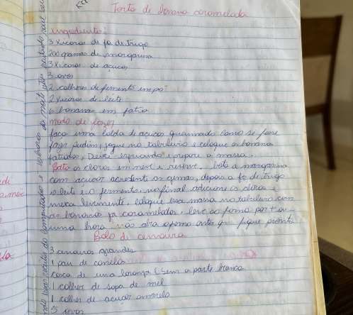 Página do caderno original manuscrito de Helena Maria com a receita de torta de banana caramelada
