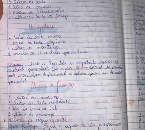 Página do caderno original manuscrito com as receitas de brigadeiro e mousse de morango
