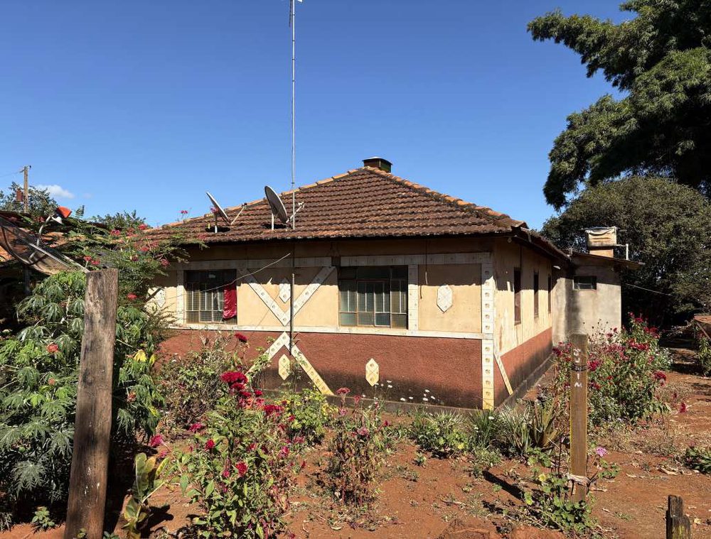Casa dos avós de Eduarda, cercada de flores, no interior de Minas