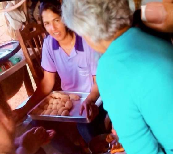Helena Maria reunida com a família fazendo coxinha caipira