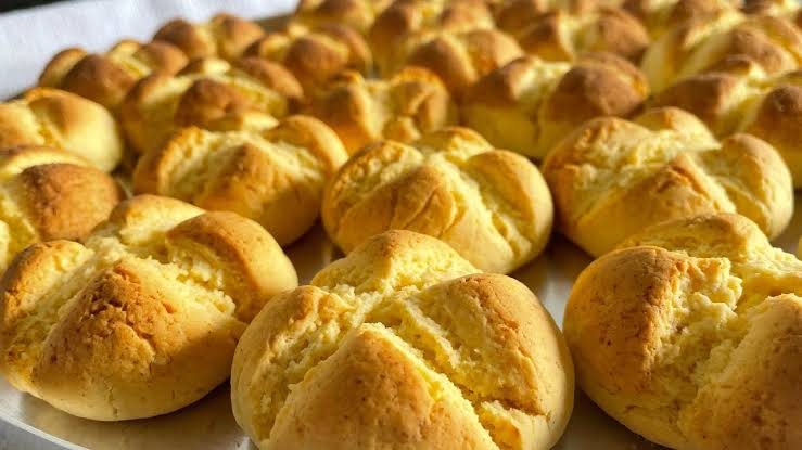 Bolachas de nata com queijo em um pote de vidro