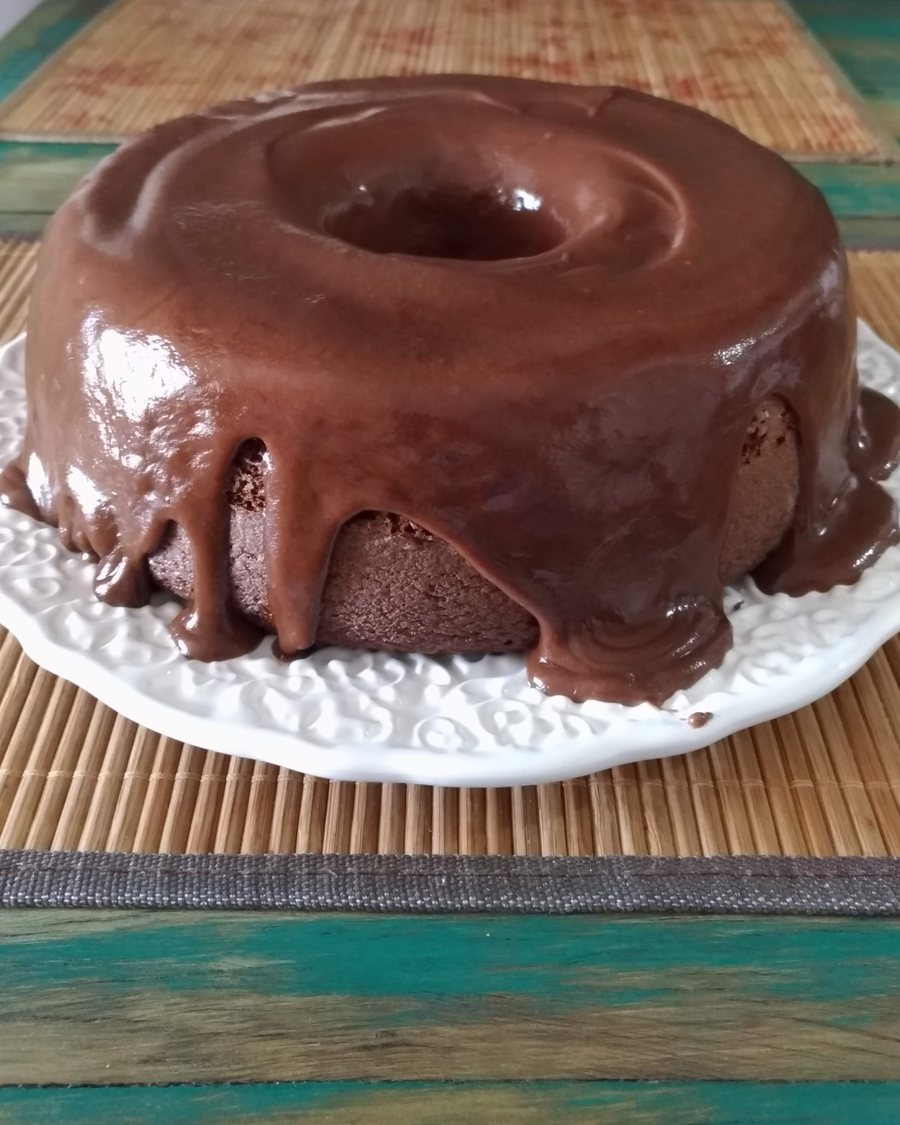 Bolo de chocolate em forma de furo, sobre pano de prato