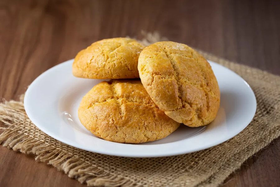 Assadeira cheia de broas de creme de canjica recém-assadas