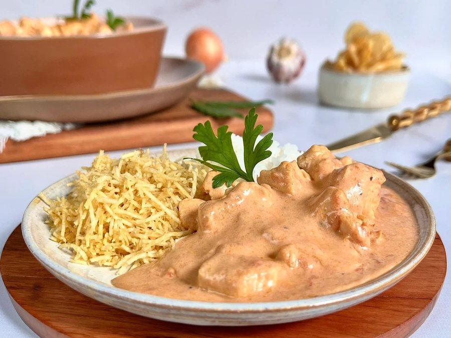 Estrogonofe com arroz e batata palha em prato colorido
